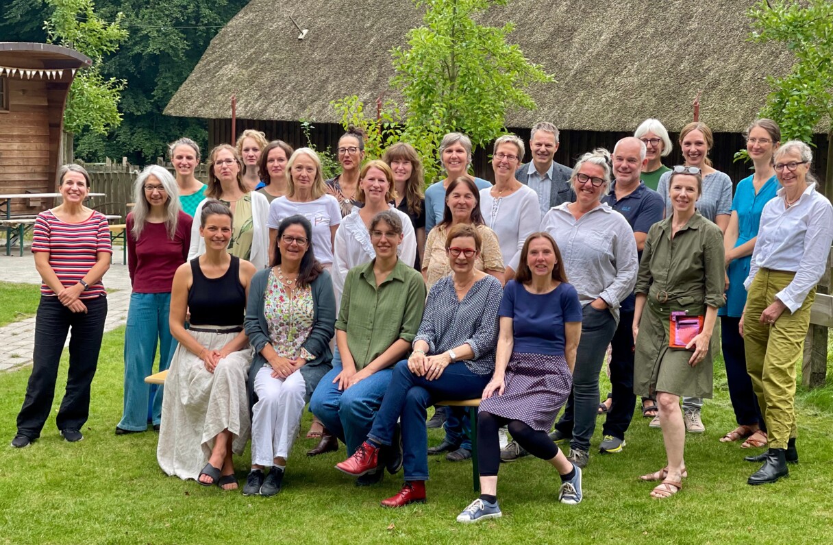 Gruppenbild mit Vertreter:innen der BUKEA, der Loki Schmidt Stiftung, des NABU Hamburg und des frisch gebackenen Beratungsteams bei der feierlichen Übergabe der Fortbildungszertifikate 2023 (Foto: Loki Schmidt Stiftung) Gruppenbild mit Vertreter:innen der BUKEA, der Loki Schmidt Stiftung, des NABU Hamburg und des frisch gebackenen Beratungsteams bei der feierlichen Übergabe der Fortbildungszertifikate 2023 (Foto: Loki Schmidt Stiftung)